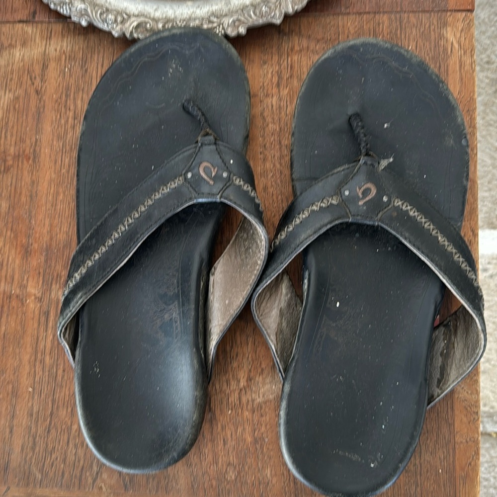 Olukai black leather thongs size 11